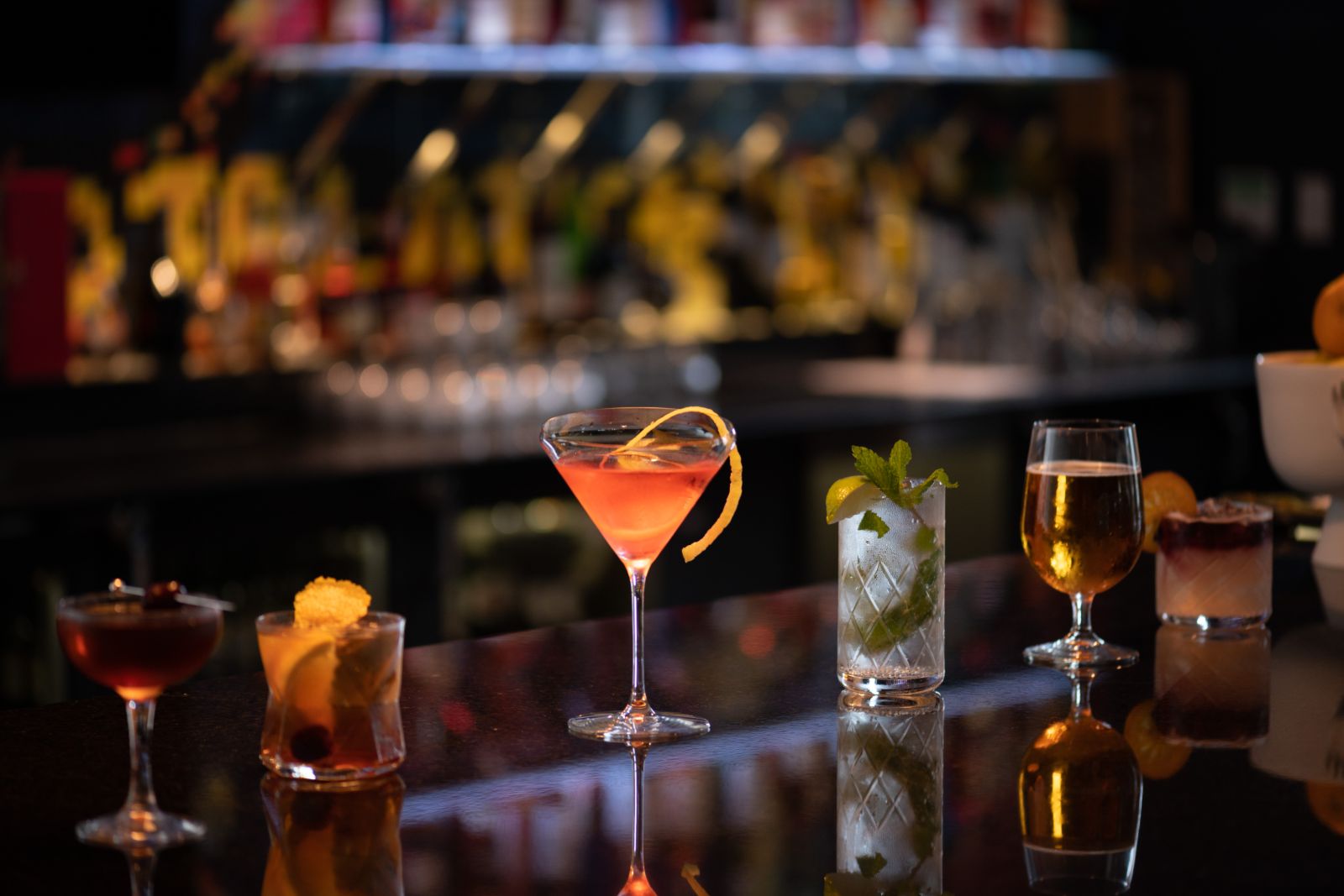 HAPPY HOUR 2 FOR 1 DRINKS